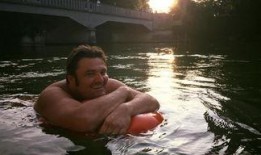 吃瓜中年大叔游泳,畅游泳池展活力风采