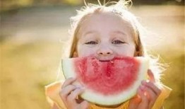 带孩子吃瓜哭闹,一场甜蜜的哭闹盛宴