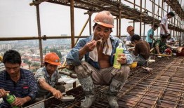 建筑工地发现吃瓜群众,吃瓜群众围观建筑工地成新现象