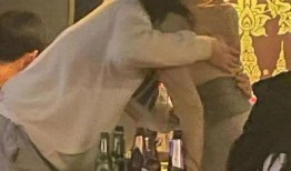 酒吧白衣男子吃瓜,揭秘都市夜生活背后的秘密