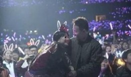 演出会女粉丝吃瓜