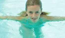 吃瓜中年大叔游泳,畅游泳池展活力风采