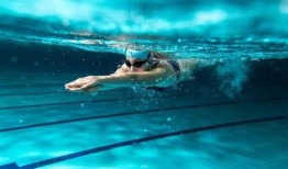 吃瓜中年大叔游泳,畅游泳池展活力风采