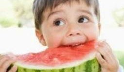 夏日小孩吃瓜头像,瓜果飘香，童颜童语映笑颜