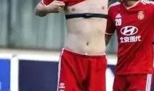 国足球员吃瓜,揭秘球场背后的娱乐生活