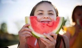 吃瓜夏日拍照,定格清凉瞬间