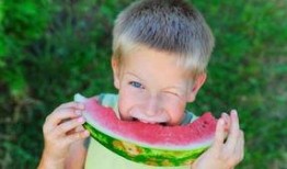 带孩子吃瓜哭闹,一场甜蜜的哭闹盛宴