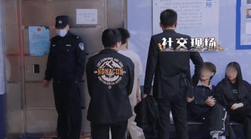 酒吧白衣男子吃瓜,揭秘都市夜生活背后的秘密