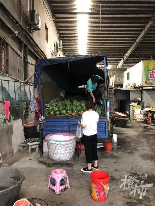 建筑工地发现吃瓜群众,吃瓜群众围观建筑工地成新现象
