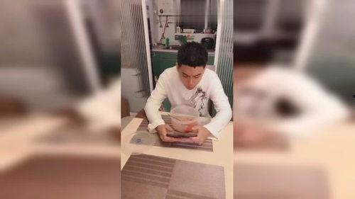 女子吃瓜刁难男友,揭秘情侣间的甜蜜较量